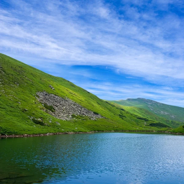 Lago in una montagna — Foto Stock