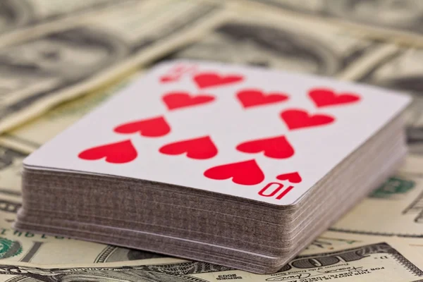 Játékkártyák csomag pénzt háttér — Stock Fotó