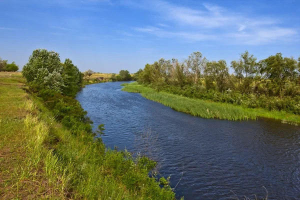 Mooie zomerse rivierlandschap — Stockfoto