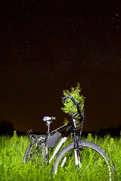 夜の大草原で自転車 — ストック写真