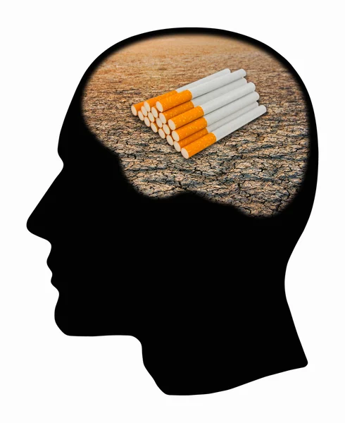 Silhueta cabeça humana com montão de cigarros — Fotografia de Stock