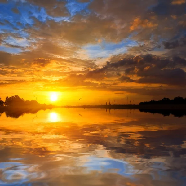 Puesta de sol en un lago —  Fotos de Stock