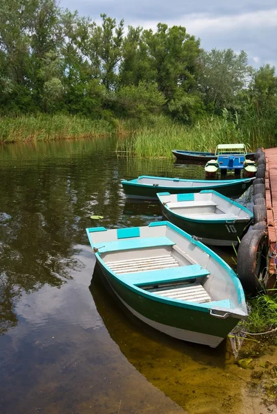 Kleine Boote auf einem Fluss — Stockfoto