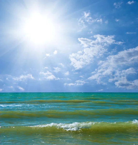 Літнє морське узбережжя під іскровим сонцем — стокове фото