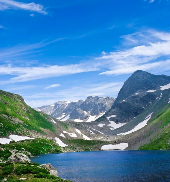 Lac émeraude dans une vallée de montagne — Photo