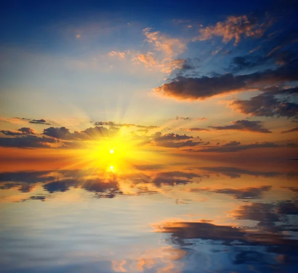 Coucher de soleil spectaculaire sur un lac — Photo