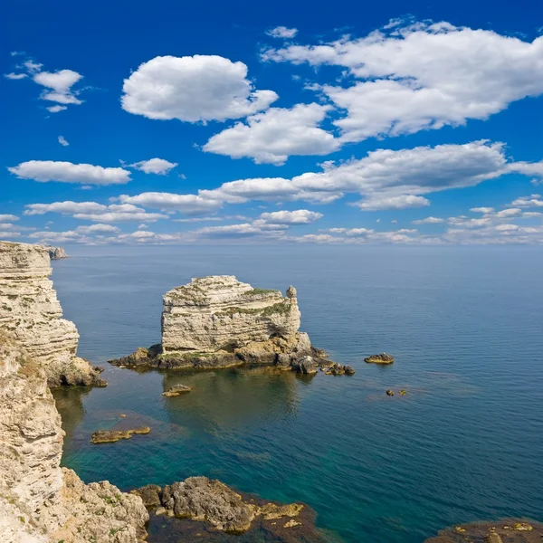 Kayalar bir deniz kenarında — Stok fotoğraf