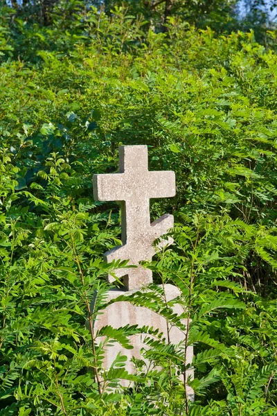 墓に古い石造り記念碑 — ストック写真