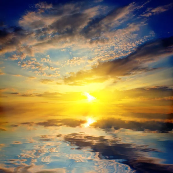 Coucher de soleil sur un lac — Photo