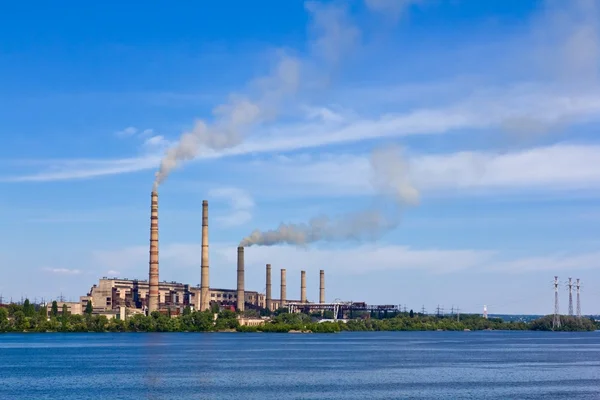 Centrale électrique sur une côte fluviale — Photo