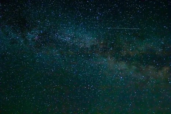 Stjärnklar natthimmel med satellit trail — Stockfoto