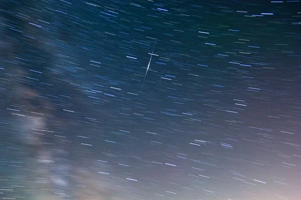 Iridium sentier satellite sur fond de ciel étoilé — Photo