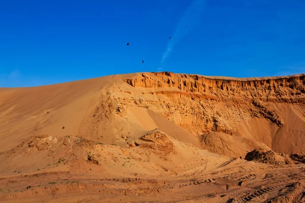 Kumul bir çölde — Stok fotoğraf