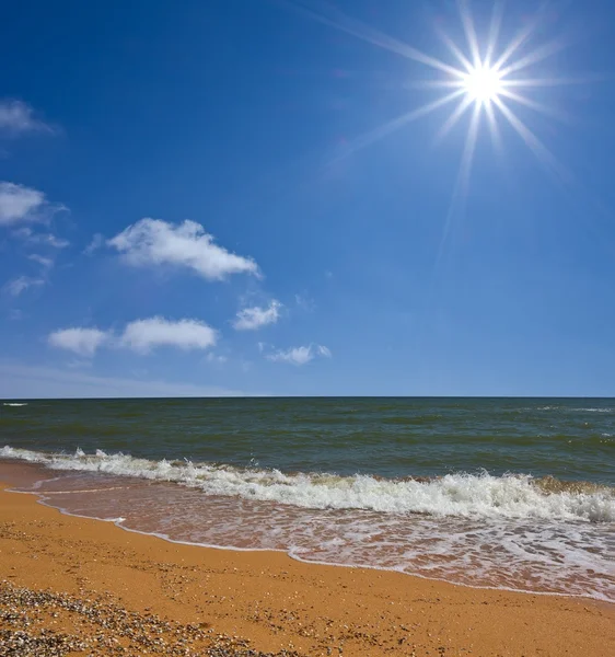 Spiaggia di mare sabbiosa entro un giorno d'estate — Foto Stock