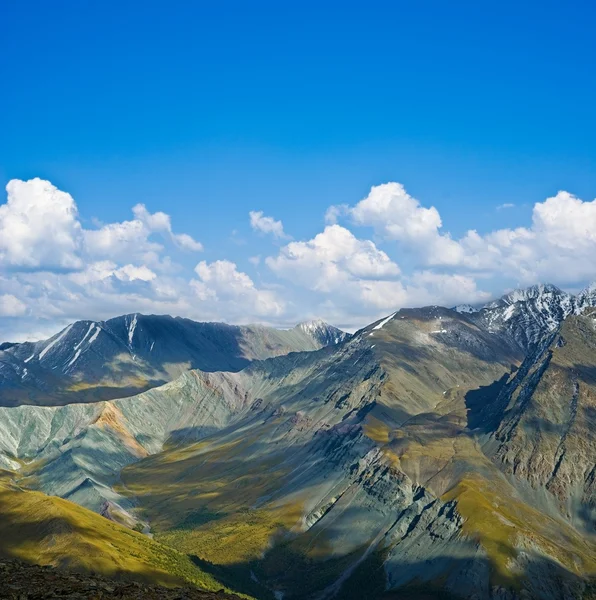 Bergtal in einer Wolke — Stockfoto