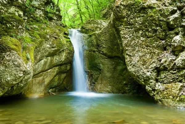 Liten vattenfall i ett berg — Stockfoto