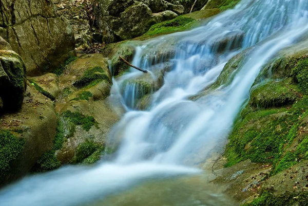 Piccole cascate d'acqua su un fiume — Foto Stock