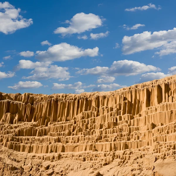 High sandy wall in a desert — Stock Photo, Image