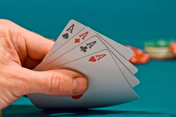 Jouer aux cartes dans une main — Photo