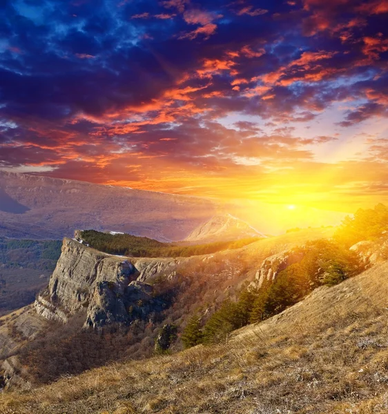 Coucher de soleil dramatique dans une montagne — Photo