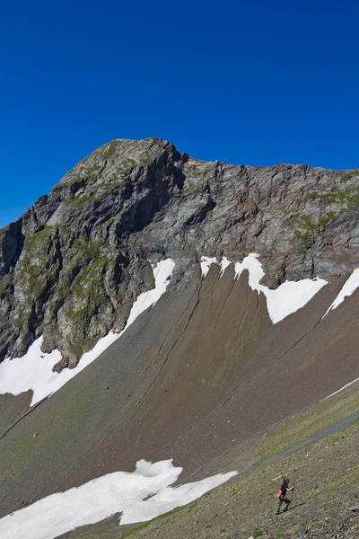 Turysta ascenting w górach — Zdjęcie stockowe