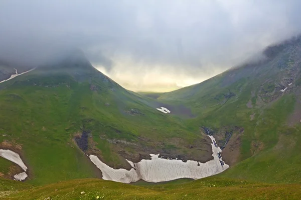 Гірська Долина у тумані — стокове фото