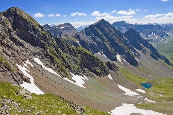 Dolina Zielona Góra przez letni dzień — Zdjęcie stockowe
