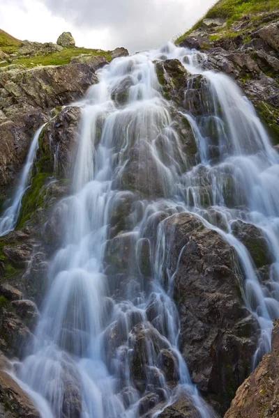 Schöner Wasserfall durch eine lange Belichtung geschossen — Stockfoto