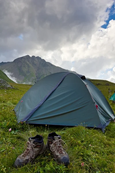 Çift bir çadır yakınındaki turistik bot — Stok fotoğraf