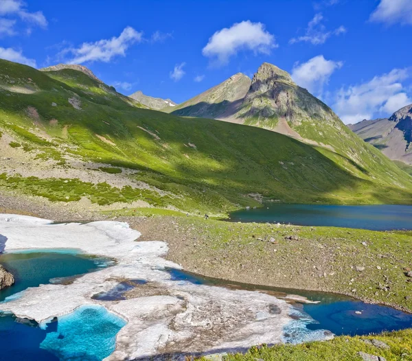 Wunderschöne kaukasische Gebirgslandschaft — Stockfoto