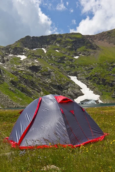 Touristic tent in a mountains — Stock fotografie