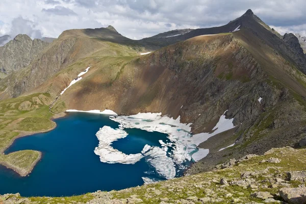 Krásné jezero horách — Stock fotografie