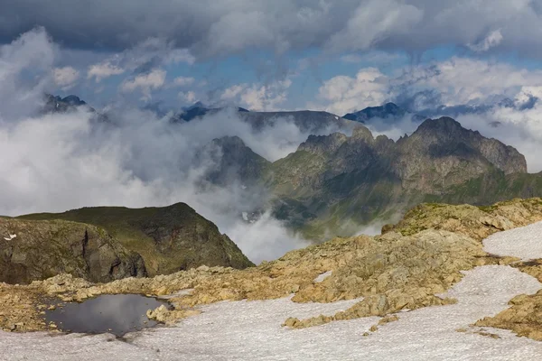 Majestueuze bergen in een wolken — Stockfoto