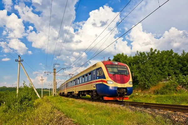Correndo belo trem — Fotografia de Stock