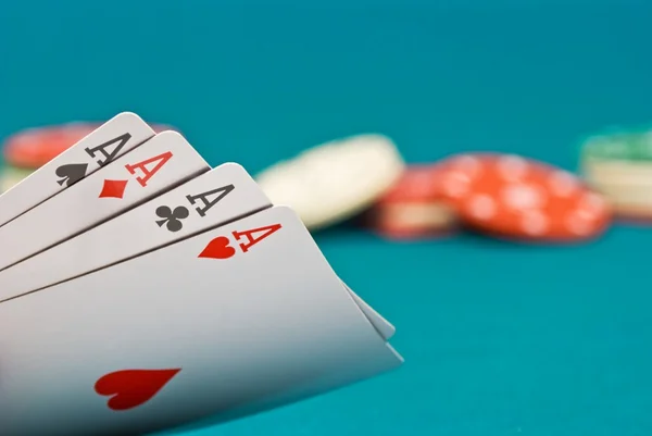 Four ace and chips on a green felt — Stock Photo, Image