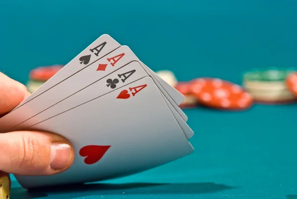 Spela kort i en hand — Stockfoto
