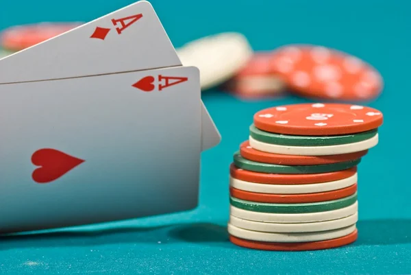 Playing cards and chips on a green felt — Stock Photo, Image