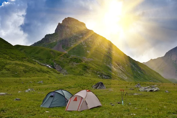 Touristisches Camp in der Nähe eines Berges — Stockfoto