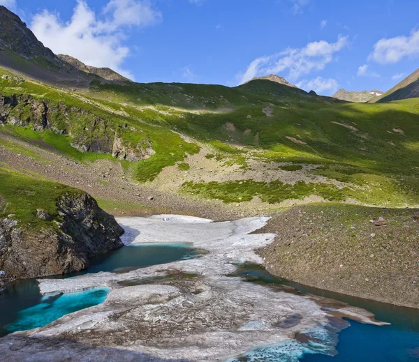 Lago Esmeralda con témpanos en una montaña — Foto de Stock