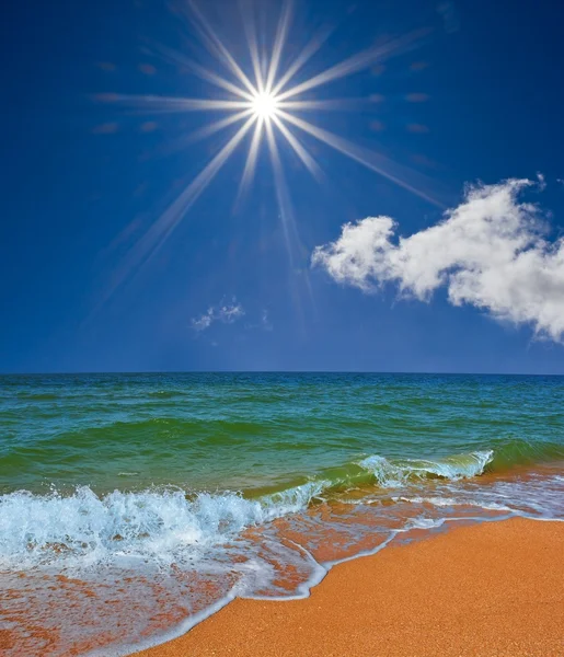 Costa del mar de arena con olas — Foto de Stock