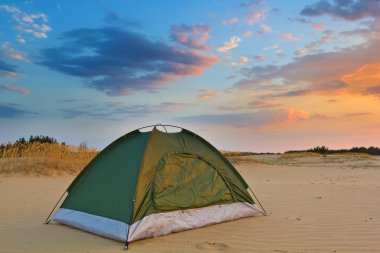 akşam bir kum üzerinde turistik çadır