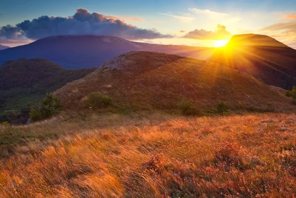 Frumos apus de soare într-un munte — Fotografie, imagine de stoc