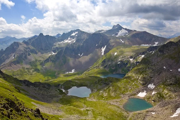 Горная долина с двумя изумрудными озерами — стоковое фото
