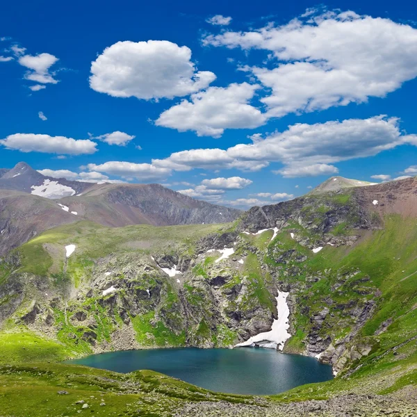 Lago en un valle de montaña —  Fotos de Stock