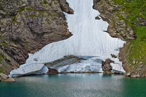 Gletsjer in de buurt van een meer — Stockfoto