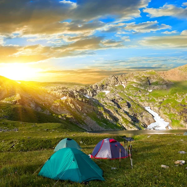 Touristic camp in a mountains at the morning — Stock Photo, Image