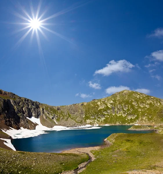 Lago en una montaña —  Fotos de Stock