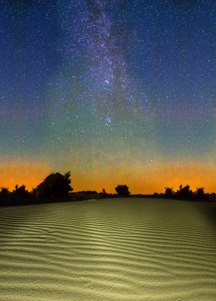 Cielo estrellado sobre un desierto de arena — Foto de Stock