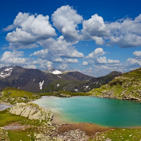 Lago di smeraldo paesaggio — Foto Stock