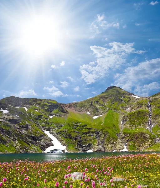 Güzel bir dağ gölü — Stok fotoğraf